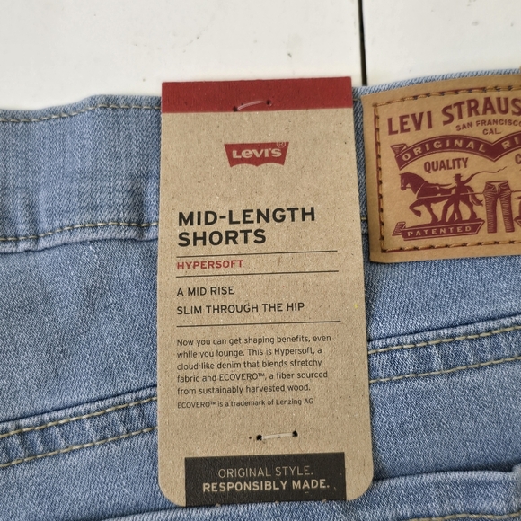 NWT Levi's Mid Length Cuffed Shorts Light Wash 32 - Picture 11 of 13